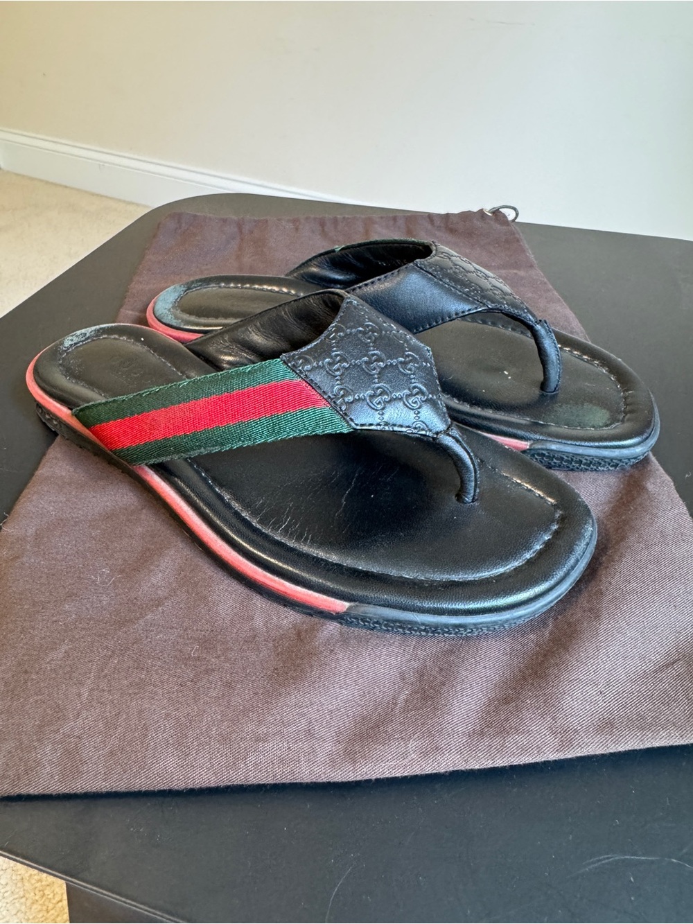 Gucci Black Leather Women's Thong Sandals with Green & Red Stripe
